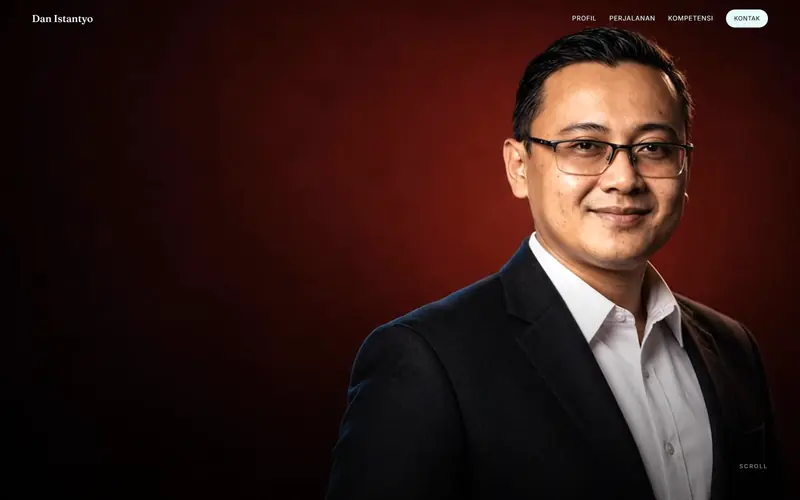 Halaman depan situs profil Dan Istantyo dengan potret di atas latar merah gelap
